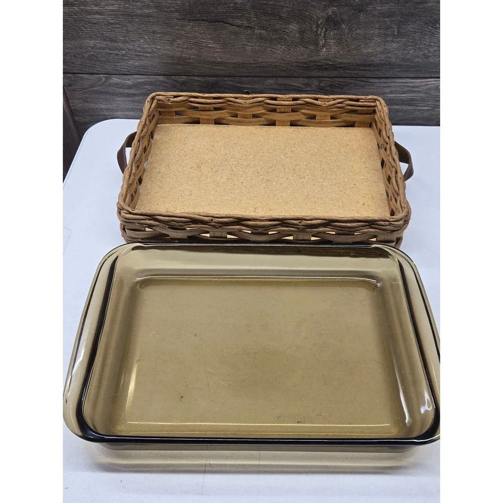 Vintage Pyrex 233-N‎ Amber Glass Baking Dish with Woven Basket Carrier 3QT 13x9